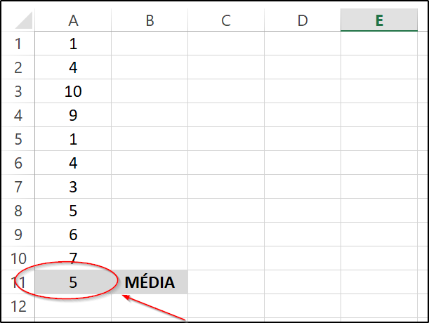 Tela do Excel mostrando a função MÉDIA aplicada em uma coluna de números com resultado destacado